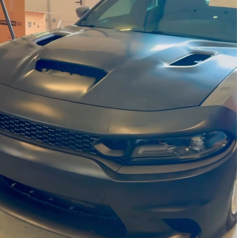 Dodge Charger po renowacji - maska i przód po lakierowaniu