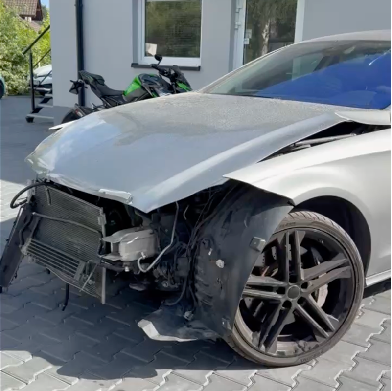 Пошкоджений автомобіль після аварії