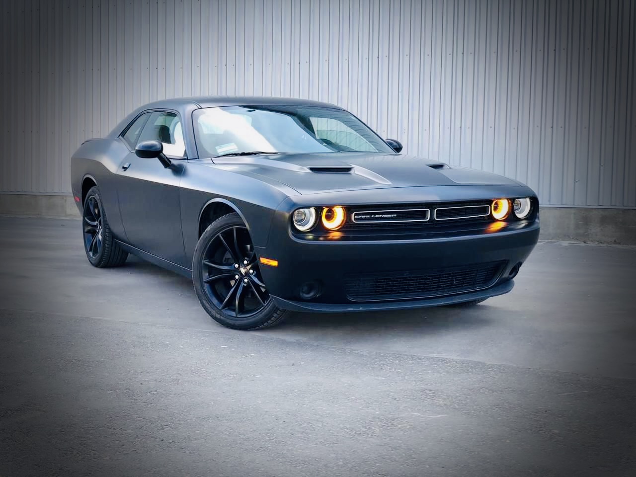 Dodge Challenger po oklejeniu w ujęciu 3/4