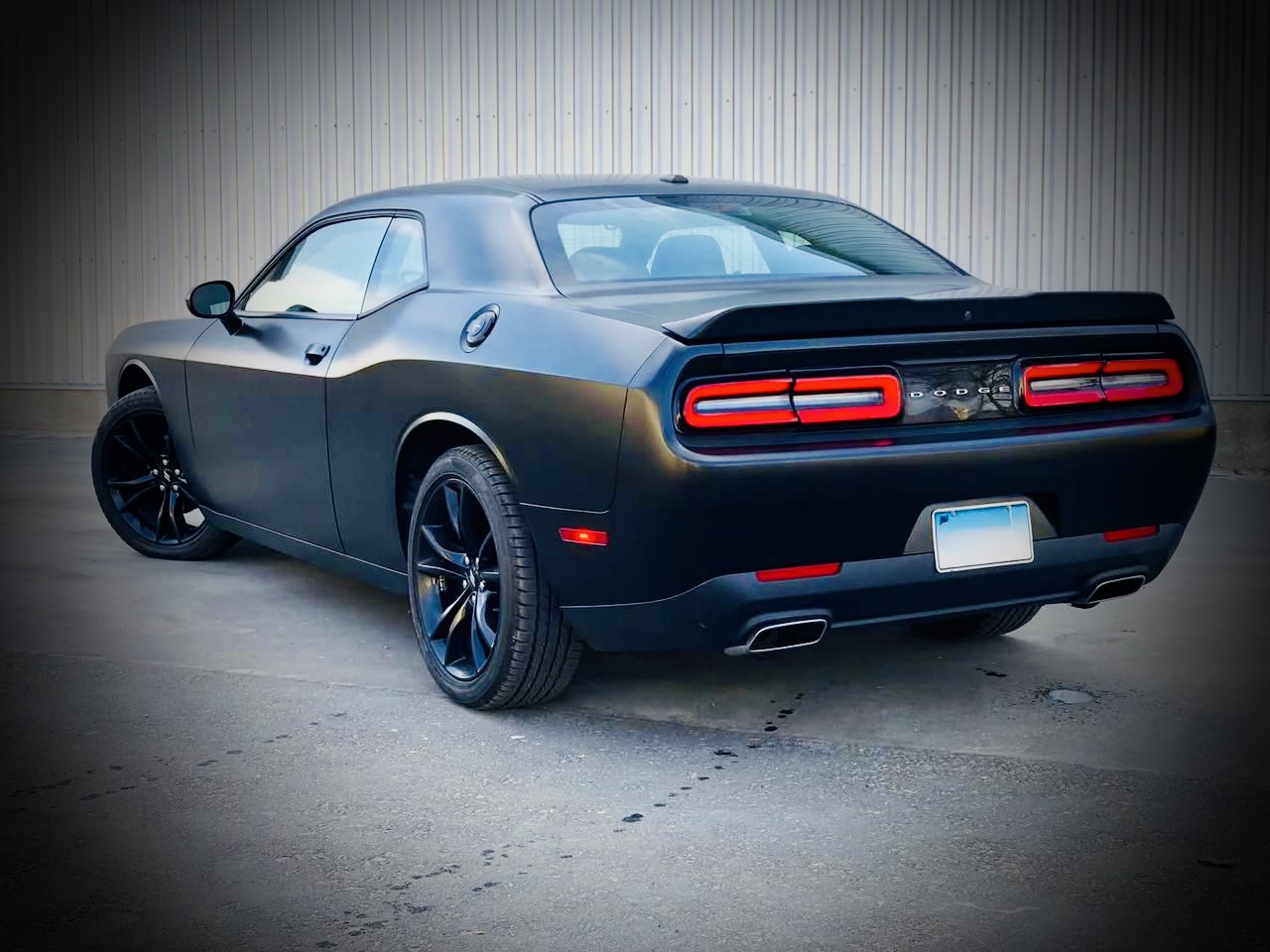 Tył Dodge Challengera po pełnym wrapie