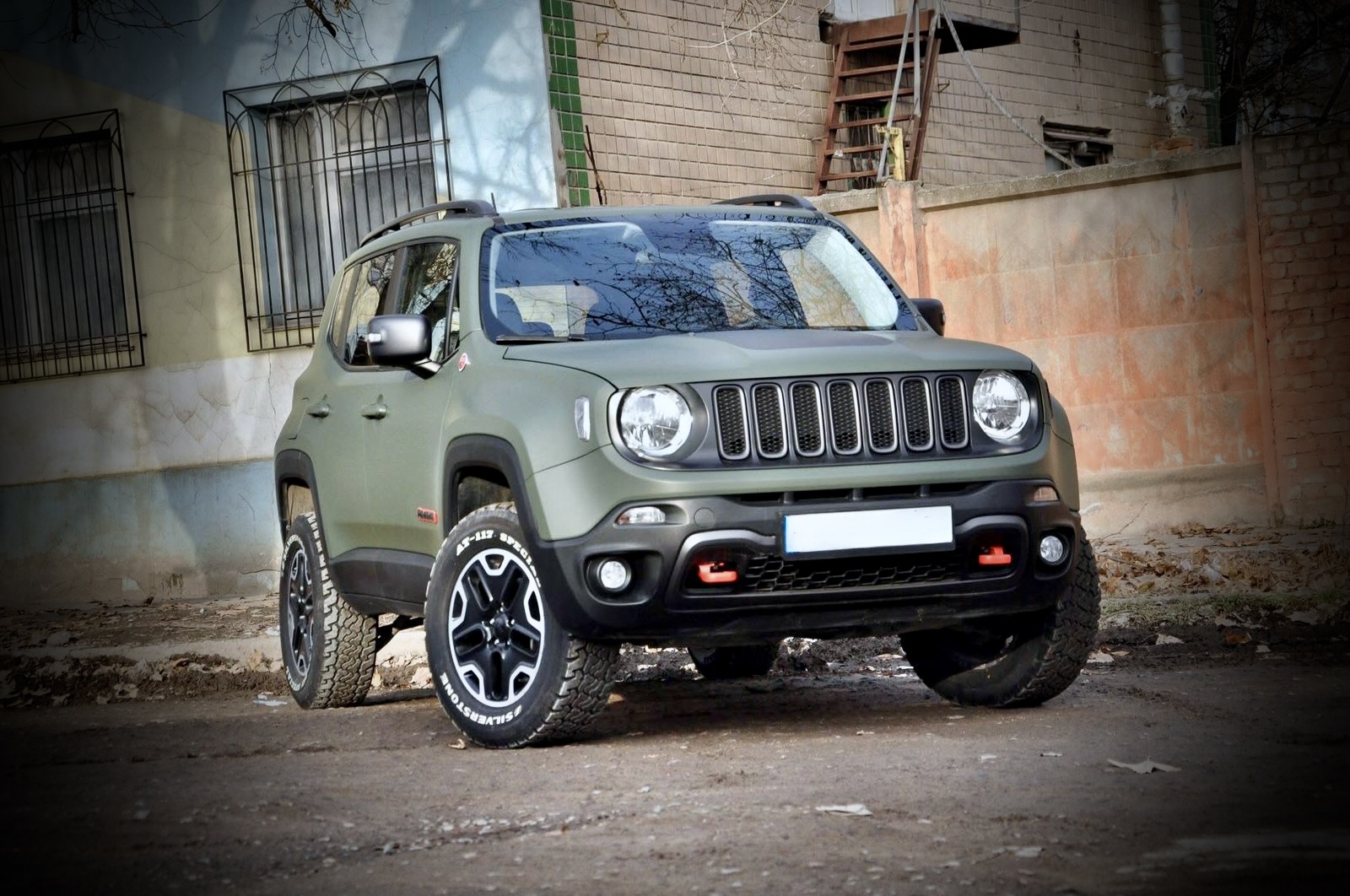 Jeep Renegade po zmianie koloru w widoku od frontu