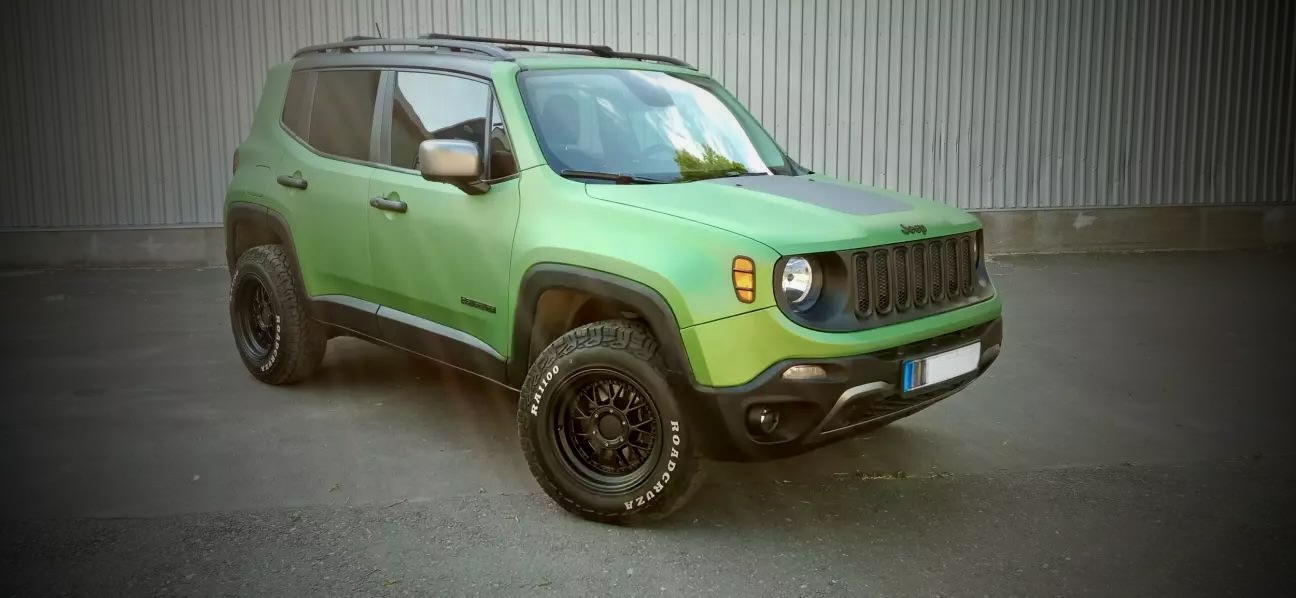 Jeep Renegade w zielonym wrapie w widoku 3/4